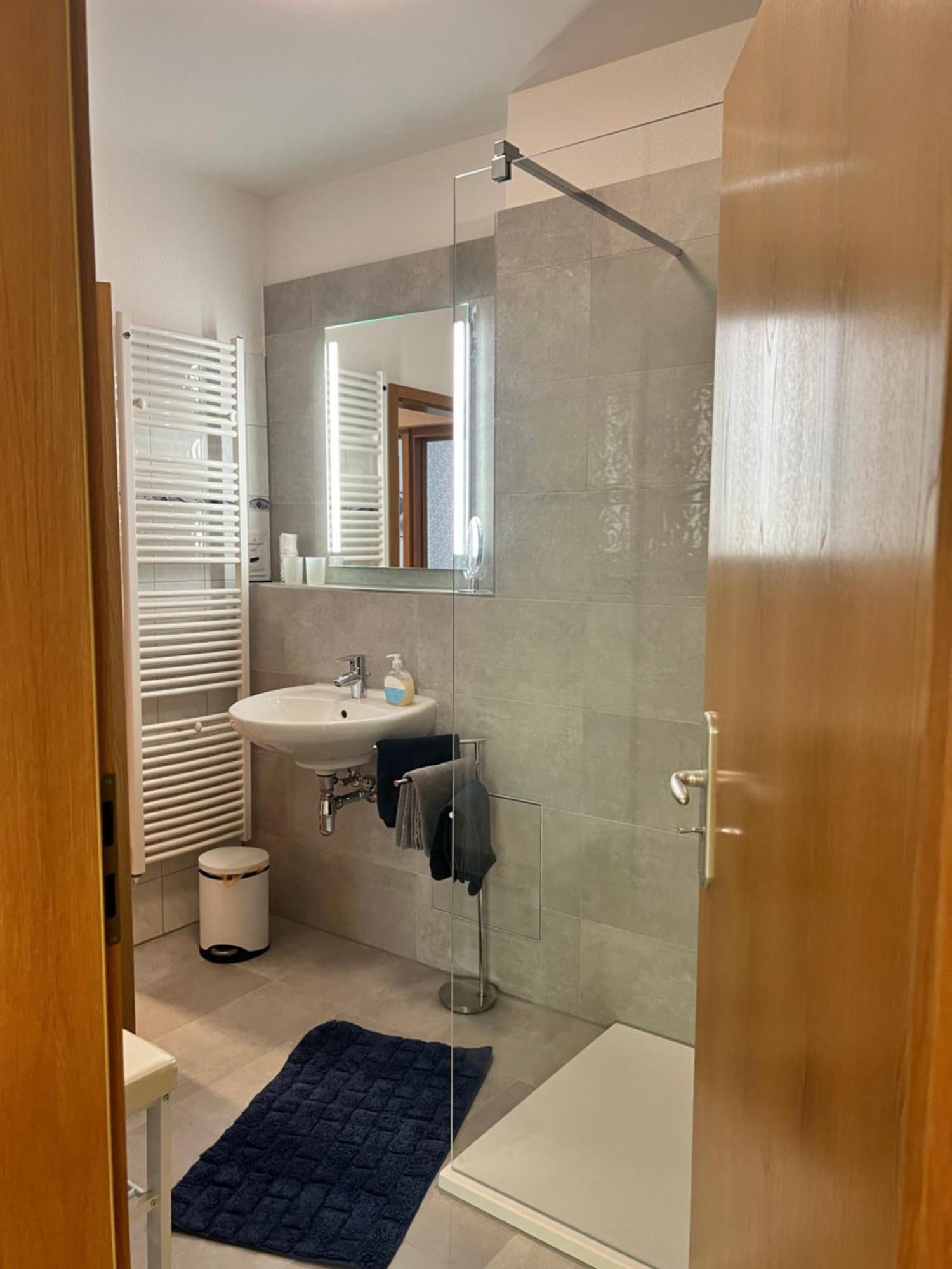 Sehr Schoene Wohnung,komplett Neu Eingerichtet Apartment *
